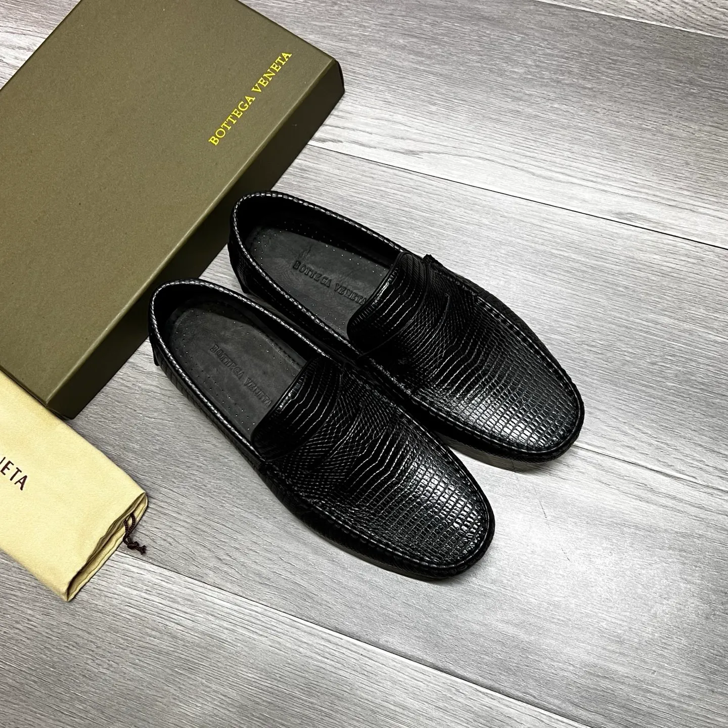 Factory price 480 BV 〰️Purely handmade classic men's beanie shoes👉👉driving shoes, slip-on shoes, made of imported cowhide from Italy, 💕water-dyed cowhide lining, 🔊original outsole, waterproof platform design, comfortable on the feet. A good choice for traveling and driving, three colors available, code number: 38-44, (45 can be customized)